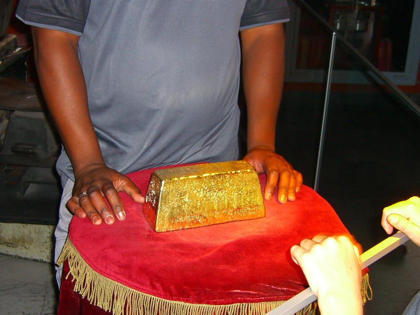 Lingotti d'oro grezzo provenienti da una miniera abbandonata in Africa © PreMeSec GmbH