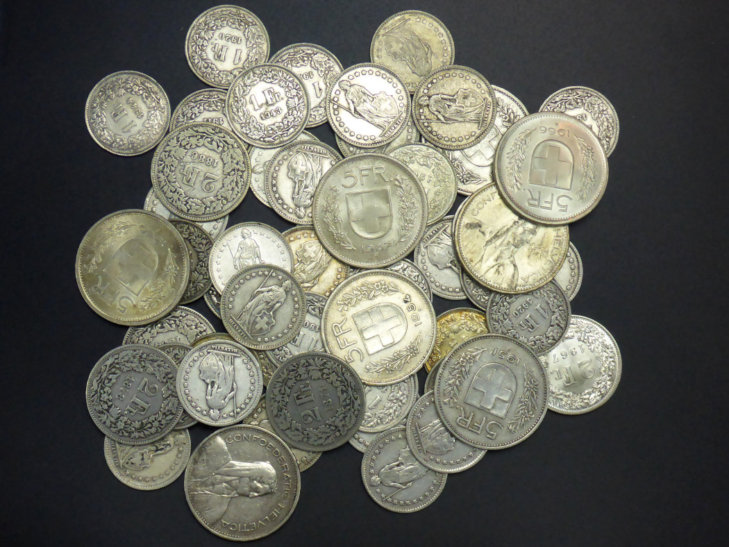 Schweizer Silbermünzen vor schwarzem Hintergrund © PreMeSec GmbH